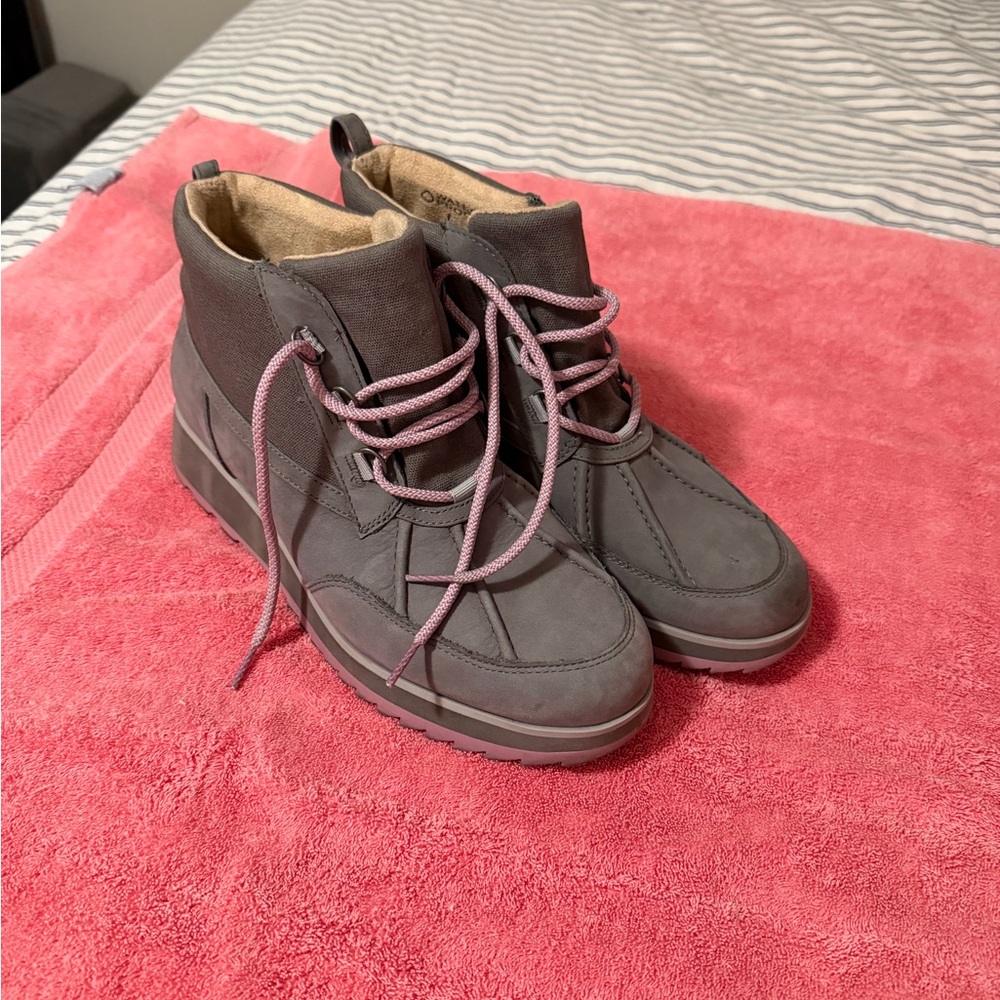 Vionic Nolan Gray with Lavender Accents Winter & Rain Boots Sz 10